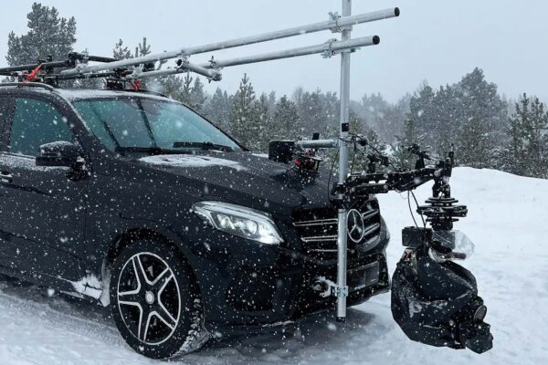 Car with stabilised camera in winter